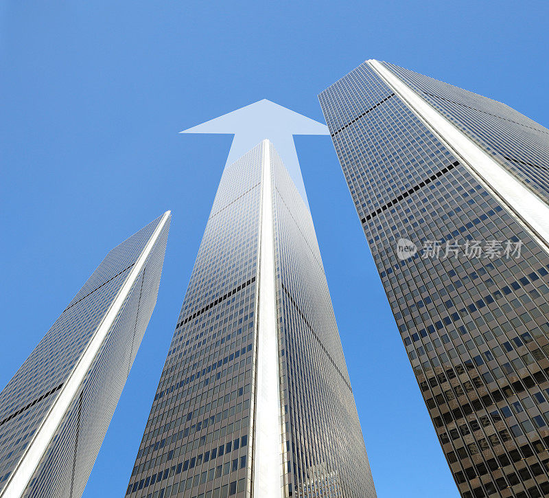 高耸的建筑伸向天空，箭头指向