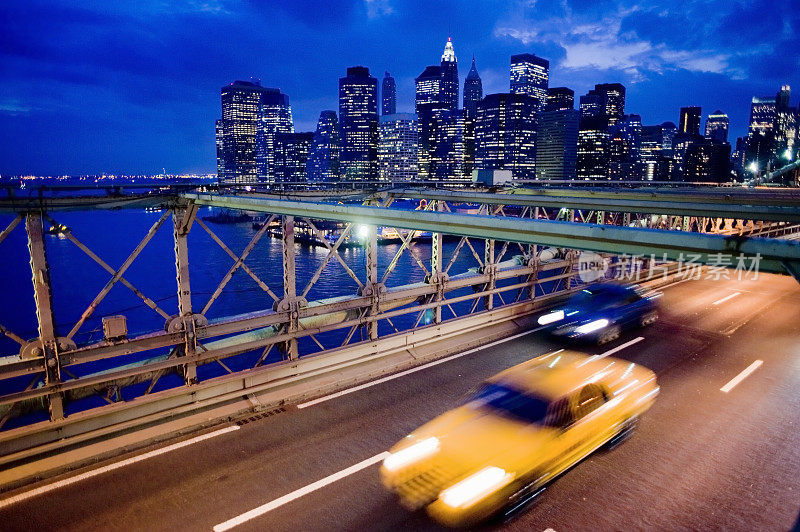 美国纽约市的布鲁克林大桥和出租车