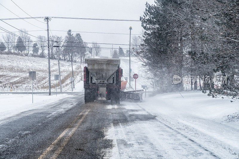 农村公路扫雪车除雪撒盐