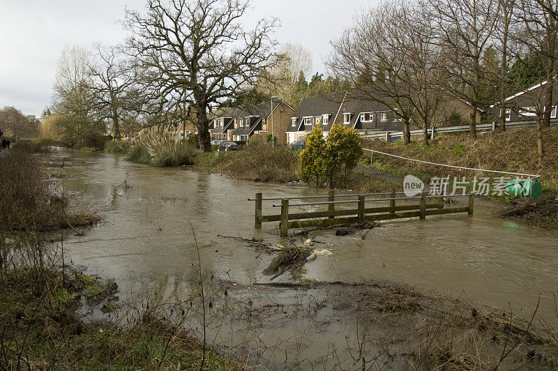洪水冲垮了英国格洛斯特郡的河岸