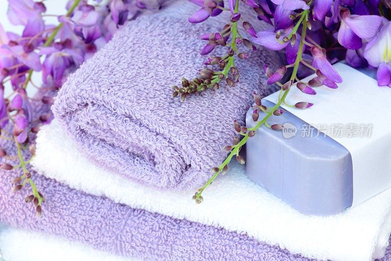 水疗时间:紫色的毛巾，肥皂和鲜花