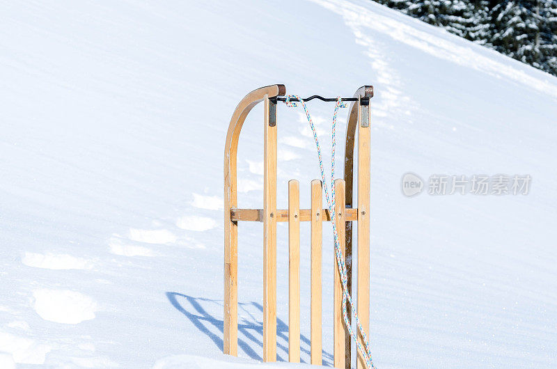 雪地里的木制雪橇