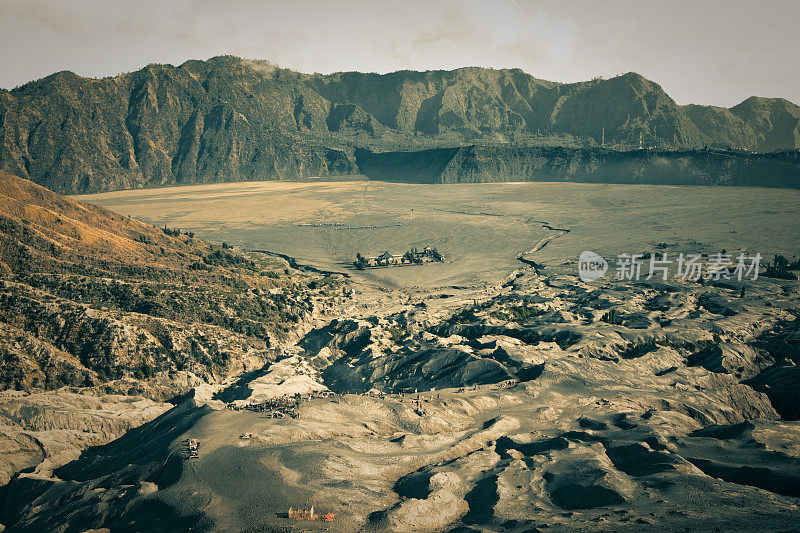 婆罗摩火山坑