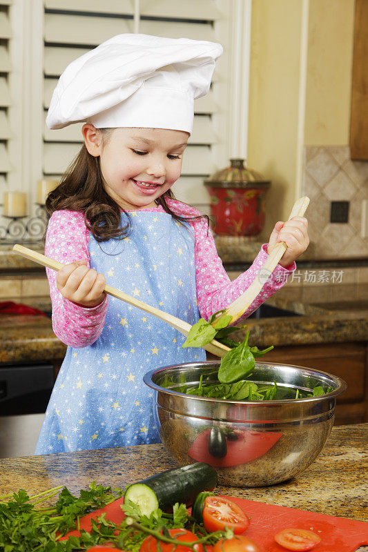 小女孩在厨房做饭