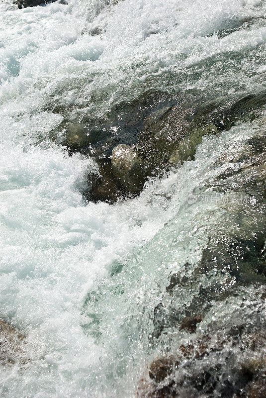 河水水流湍急