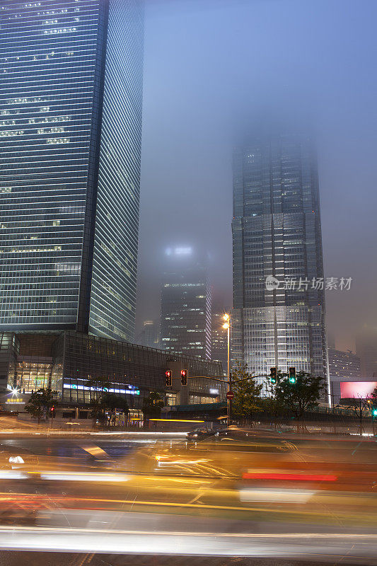 上海夜间交通繁忙。中国