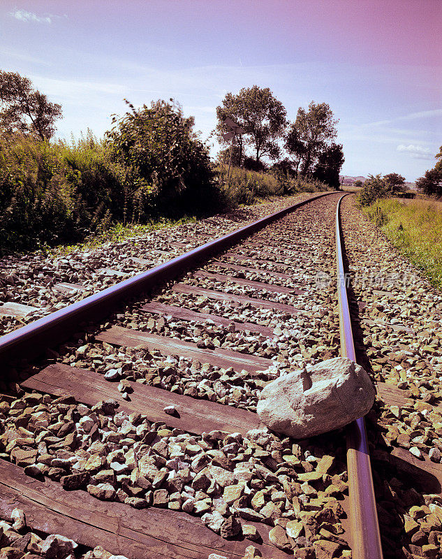 石头在铁路
