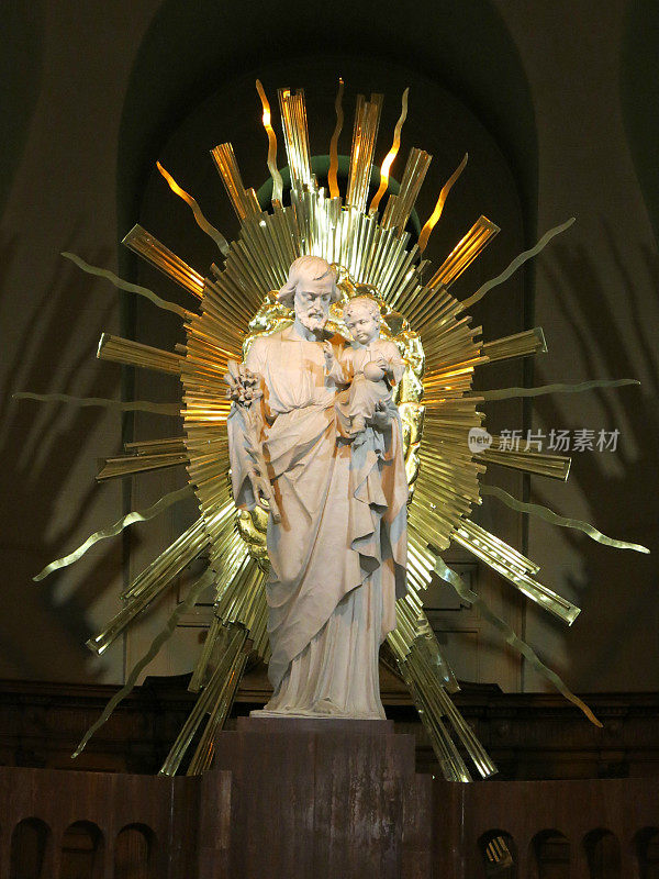 圣约瑟夫雕像抱着用金色光芒的耶稣