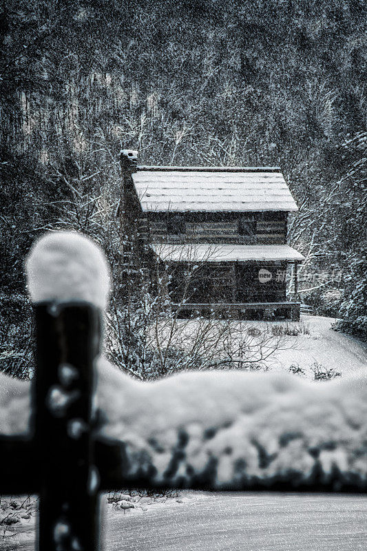 废弃的阿巴拉契亚雪山小屋