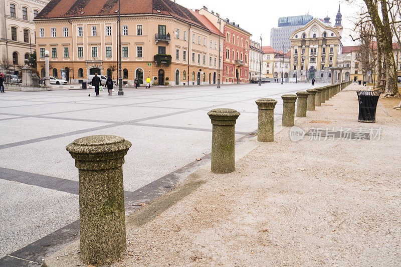 卢布尔雅那国会广场上排成一行的柱子