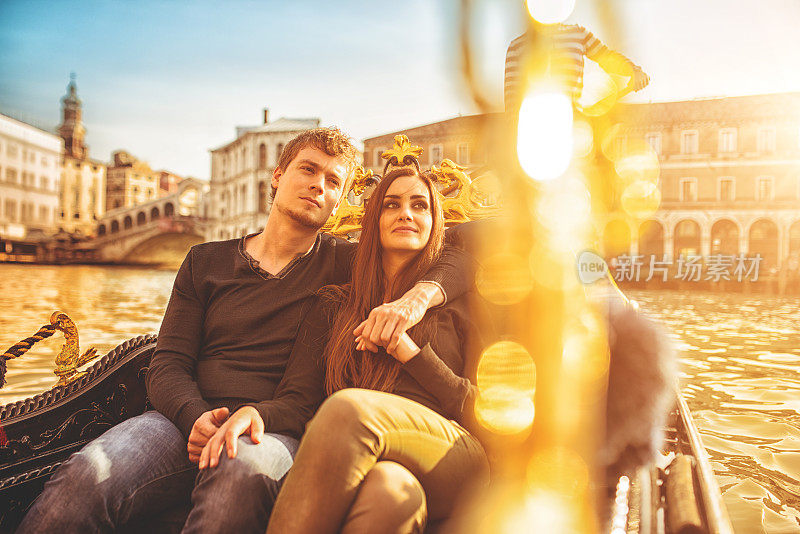 一对浪漫的情侣在威尼斯的贡多拉上相聚