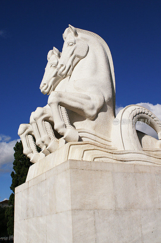 两匹并排的马的雕像。贝伦,葡萄牙里斯本。