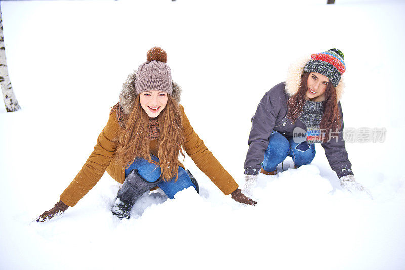 女性朋友在外面享受下雪天