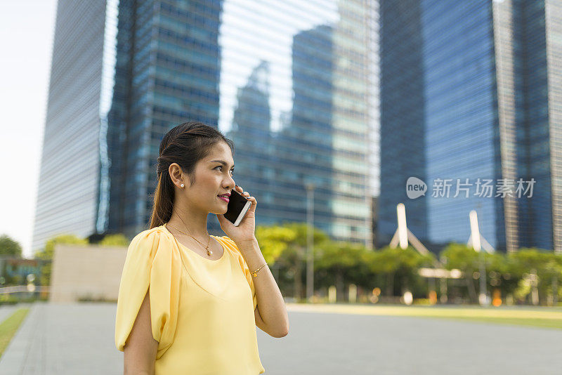 一个亚洲女人在室外打电话