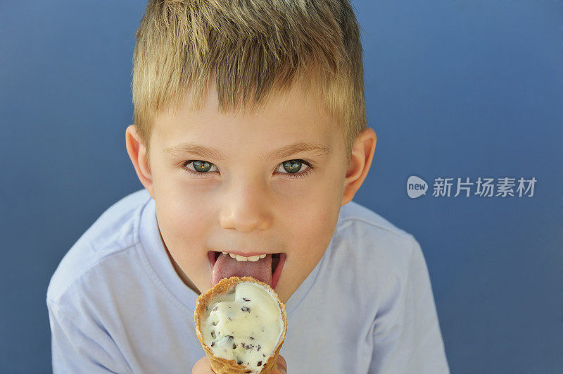 男孩舔冰淇淋
