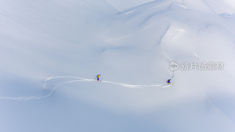 雪地里的男滑雪者