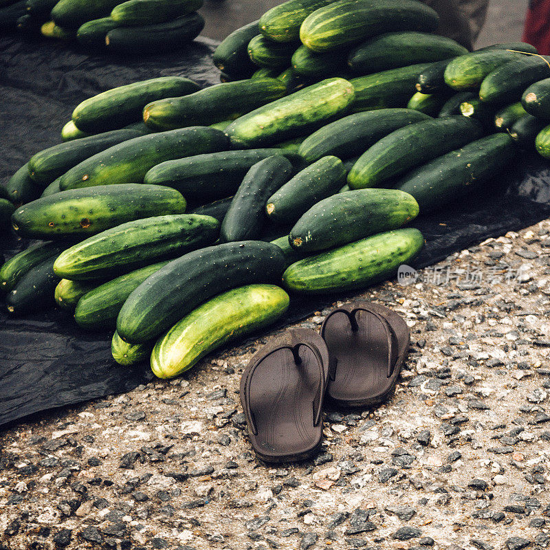 非洲城市街头市场出售的黄瓜。拉各斯,尼日利亚。