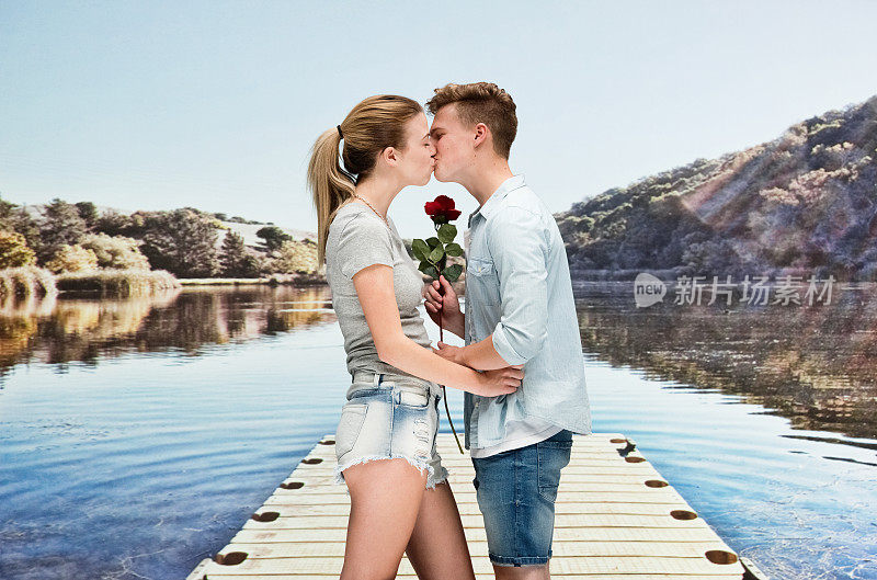 一对情侣在湖边接吻