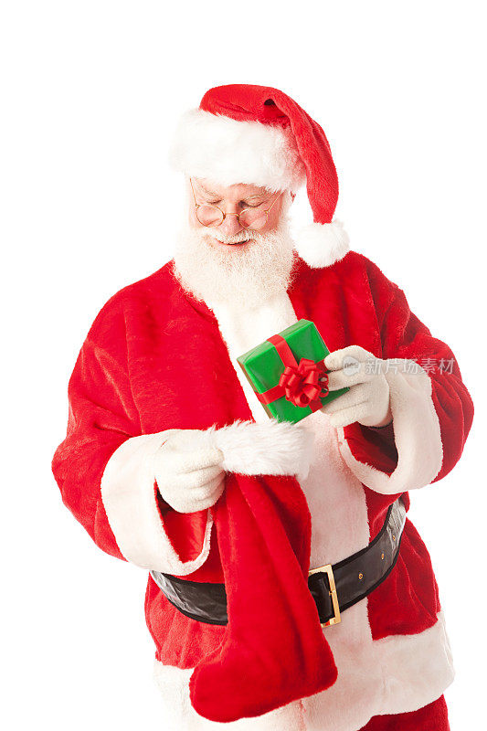 圣诞老人在白色背景上做袜子填充礼物