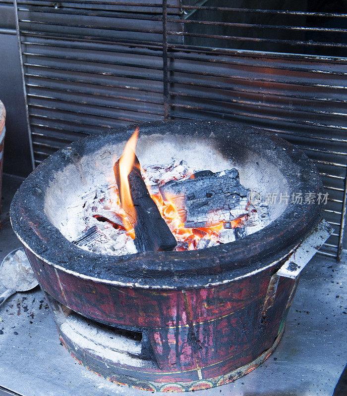泰国传统的粘土炉陶器食物燃烧
