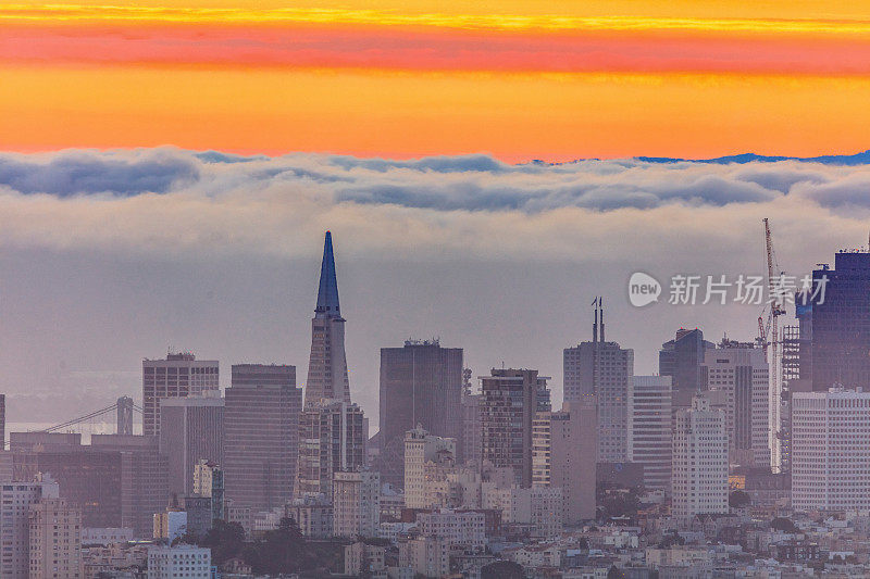 日出时的旧金山市中心天际线