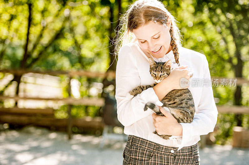 年轻女子肖像与她的猫