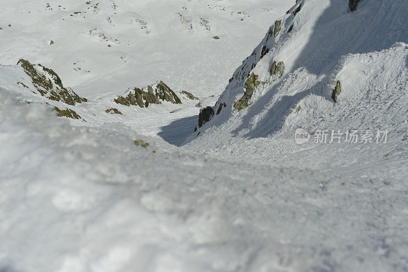 在一个阳光明媚的日子，陡峭的雪坡免费乘坐