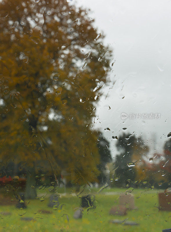 秋天墓地的雨天