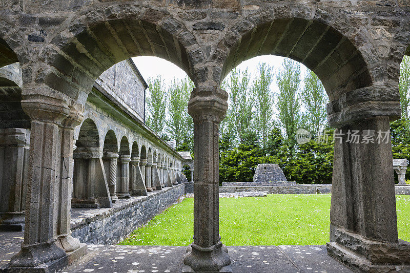 爱尔兰梅奥郡的Ballintubber修道院柱廊。