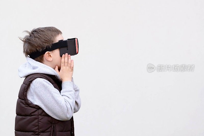 着迷的小男孩使用VR虚拟现实眼镜