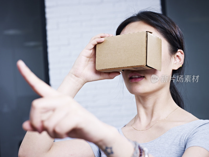 年轻女子尝试VR眼镜