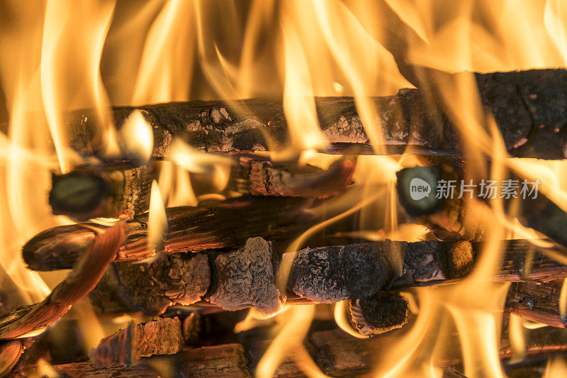 在壁炉里燃烧柴火，烧烤火，燃烧木炭的背景，烧烤架