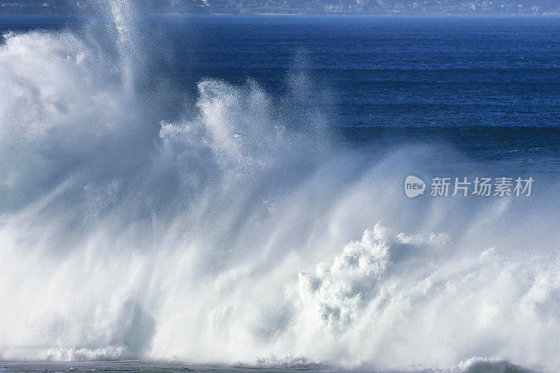 加利福尼亚海岸附近汹涌的海浪