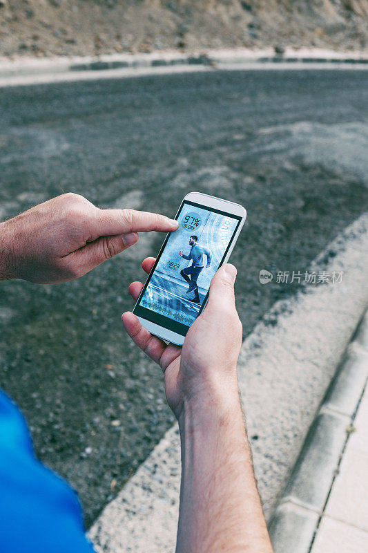 跑步者使用智能手机上的应用程序来跟踪进度和查看测试结果