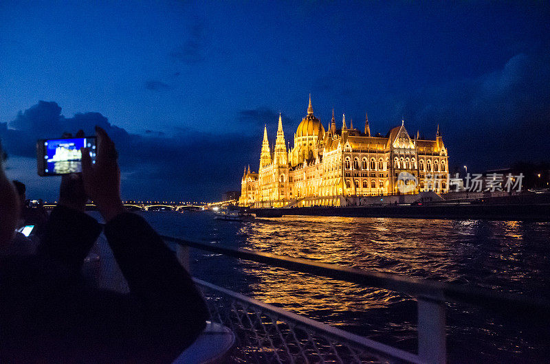布达佩斯议会在多瑙河的夏夜