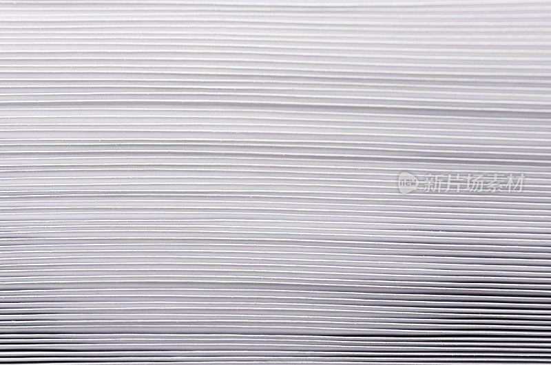 带条纹的粗糙的白色纸张纹理与对比度梯度，抽象的背景。