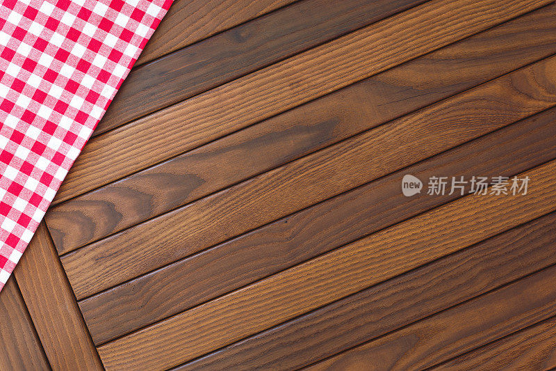 木制背景与红白格子桌布