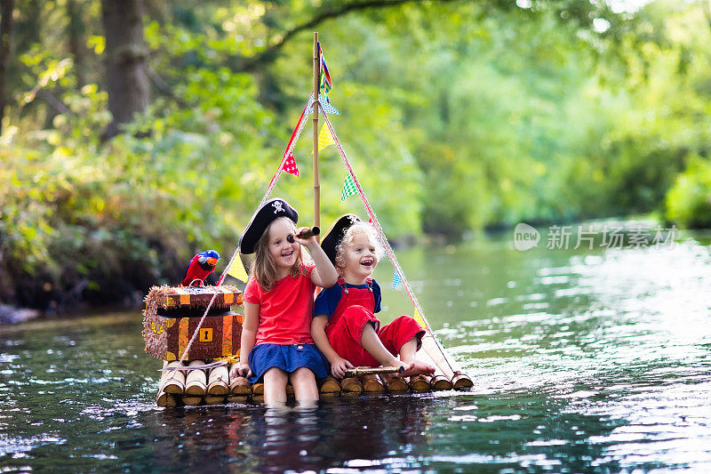 孩子们在木筏上玩海盗冒险