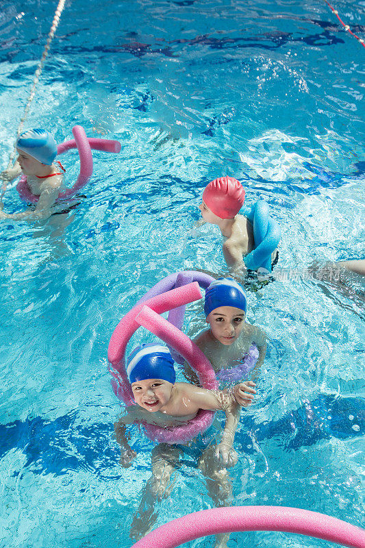 快乐的小朋友们在游泳池班学习游泳