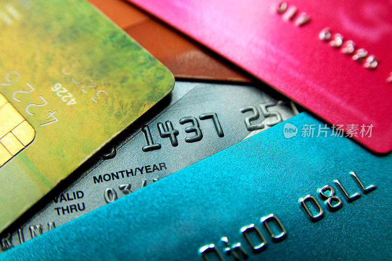 堆叠的多色信用卡近景与选择性焦点。