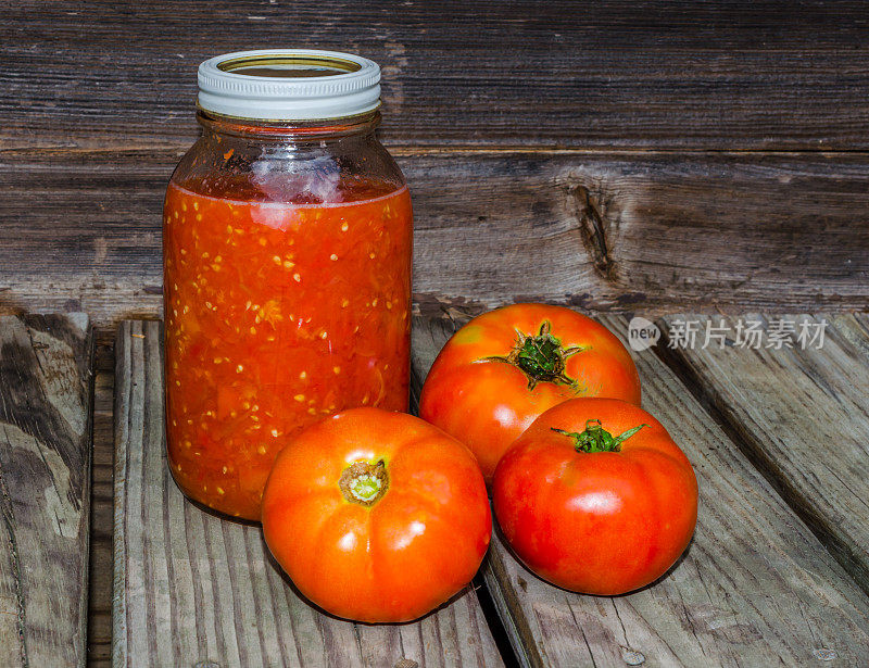 自制番茄罐头配新鲜番茄