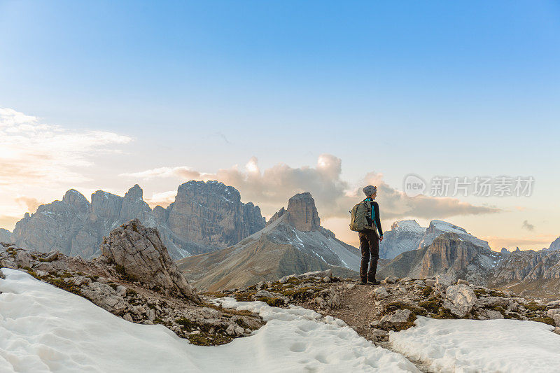 一个女人独自在山路上跋涉