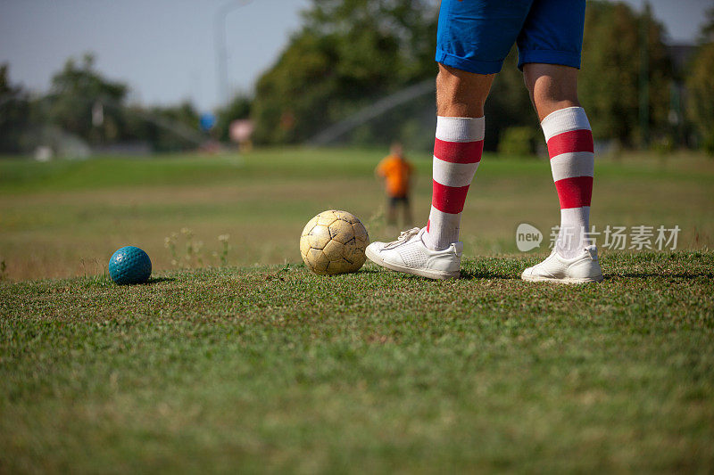 足球高尔夫运动员的腿在条纹袜子特写