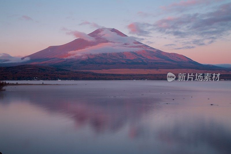 黎明时分的富士山