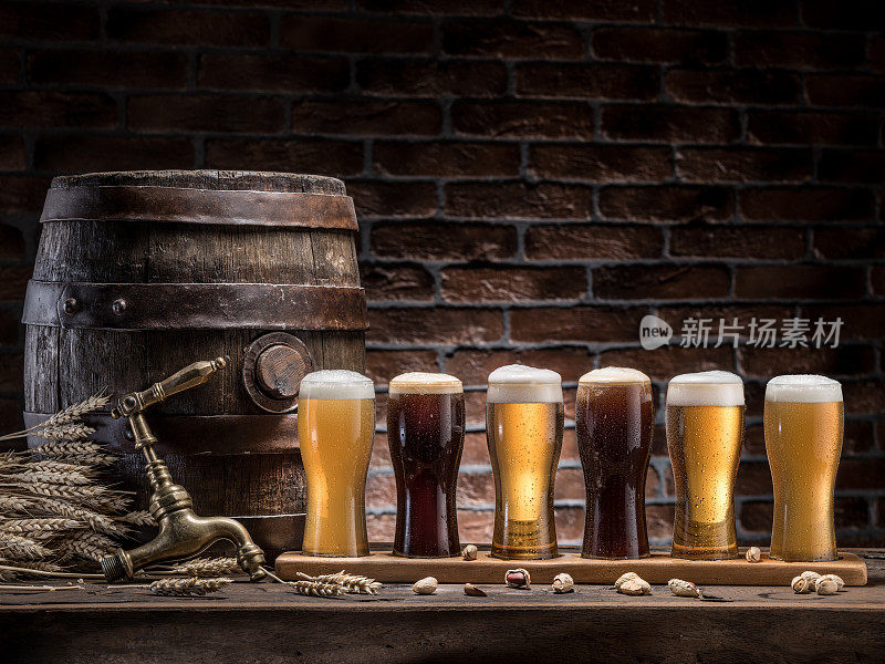 木桌上摆着一桶桶啤酒和麦酒。工艺啤酒。