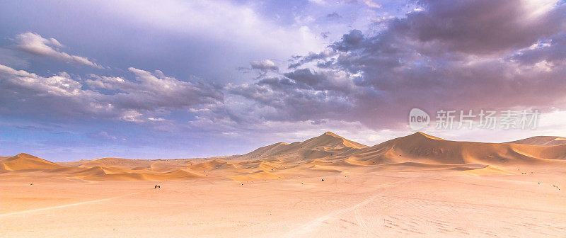 中国敦煌——2014年8月5日:中国敦煌戈壁沙漠的沙丘