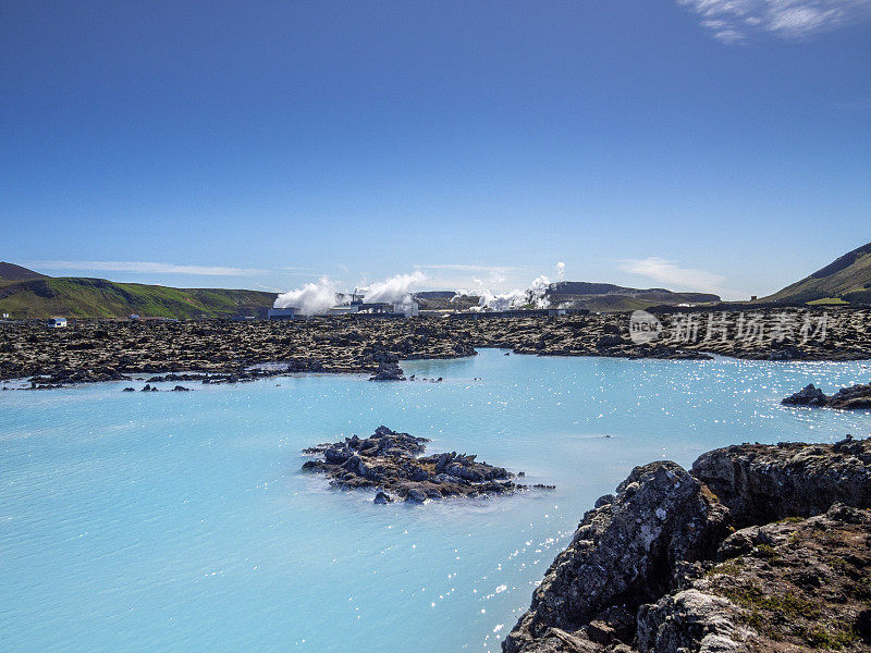 冰岛Svartsengi地热发电站。前面是一个火山湖。这张图片有GPS标记