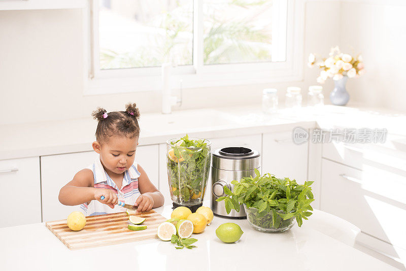 小女孩正在准备新鲜的柠檬水。