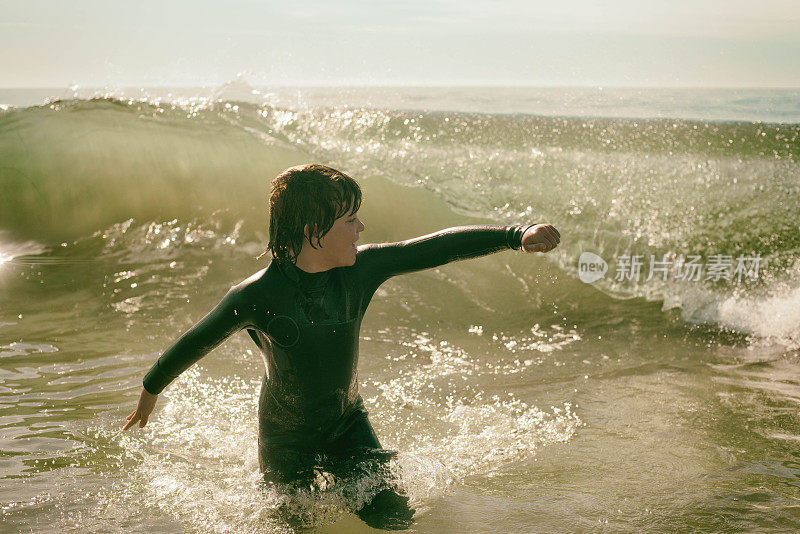 勇敢的孩子在圣巴巴拉的汹涌水域中嬉戏
