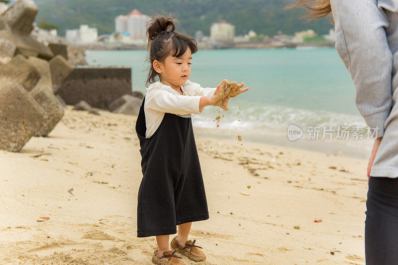 妈妈和小女孩在海滩上玩